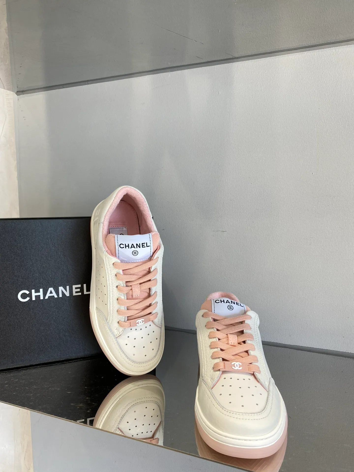 👟👟Ex-factory price 480👟👟Chanel22👟👟Ex-factory price panda shoes. The black, white, pink and blue colors all hit my heart! Definitely the best sneakers this year! Code number: 35-40